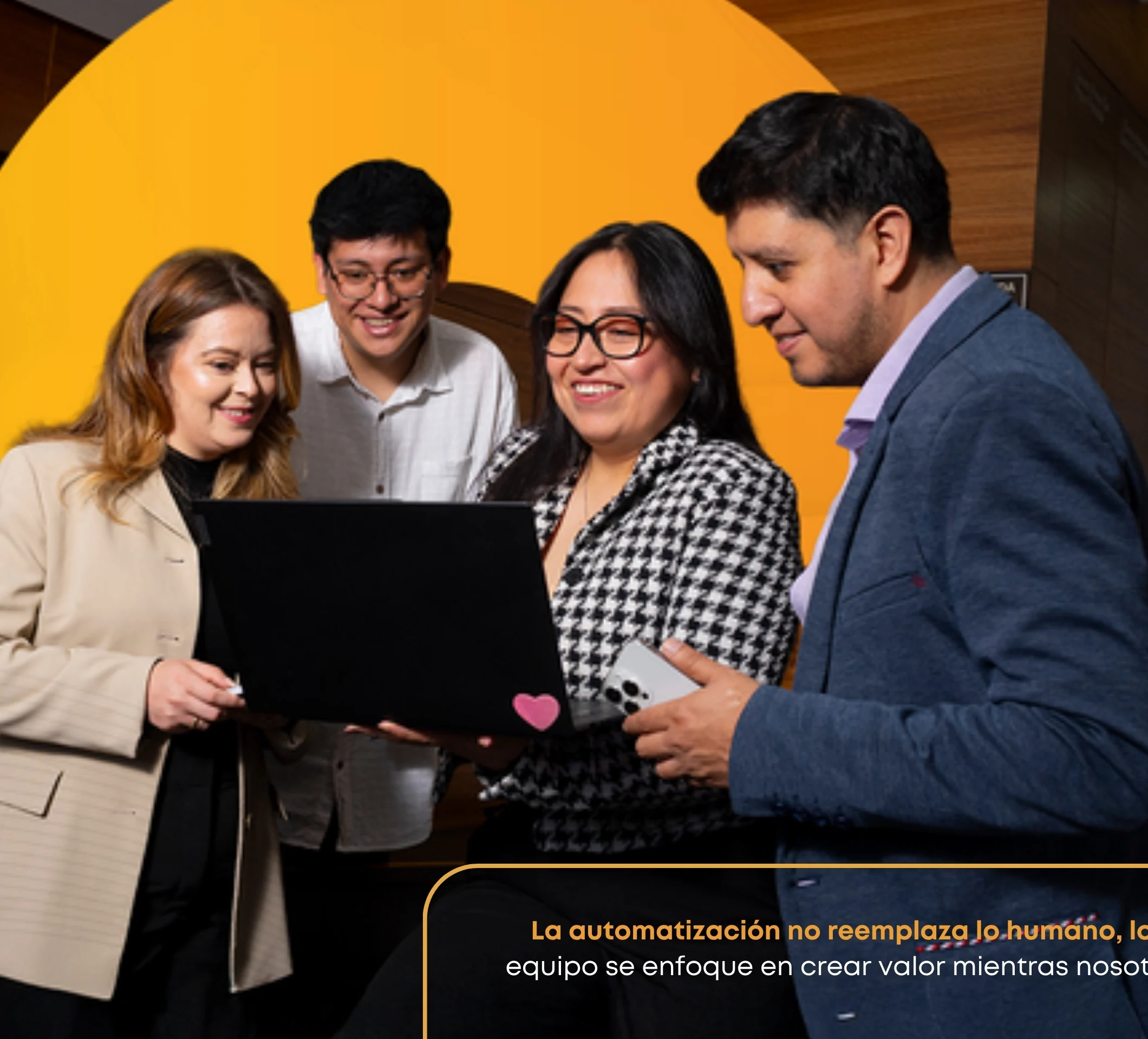 Equipo de VCO revisando procesos automatizados en una laptop