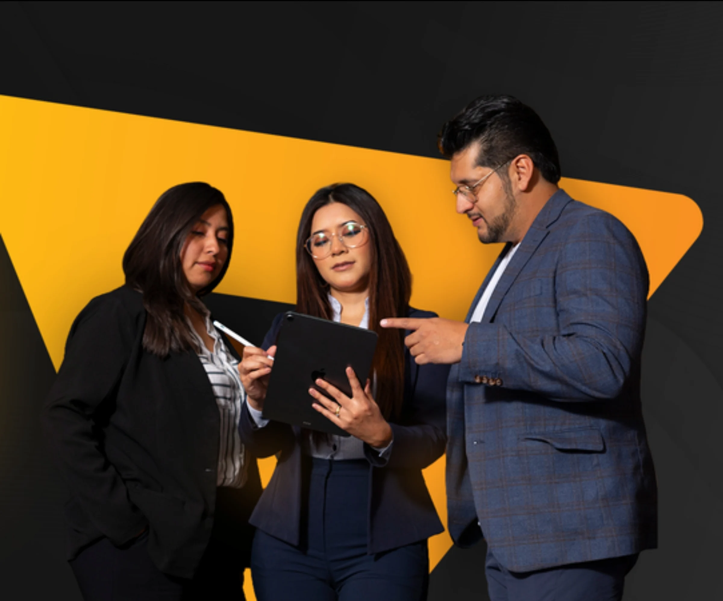 Tres integrantes de VCO revisando una estrategia en una tablet
